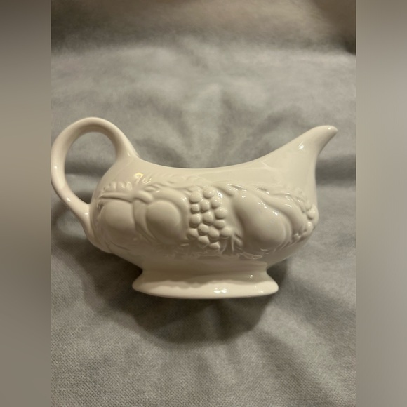 Nature Hand crafted Gravy boat. By Tabletops Unlimited - Picture 3 of 8